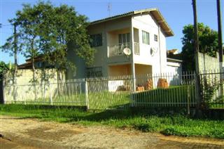 Residência de alvenaria, composta de 02 pavimentos, com área útil de 54,00 M², com uma Edícula de 42,00 M², em São Miguel do Iguaçu/PR