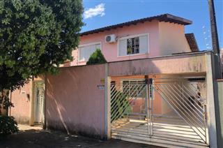 Casa de 2 pavimentos, não-averbada, da Data n° 08, Quadra n° 07, com 250,00 m², localizada no Jardim Universitário, Londrina PR.