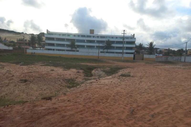 Terreno constituído pelos lotes n°s 363 e 364 da quadra n° 21, área de 1.200 m², Loteamento Parque dos Búzios, Nisia Floresta/RN