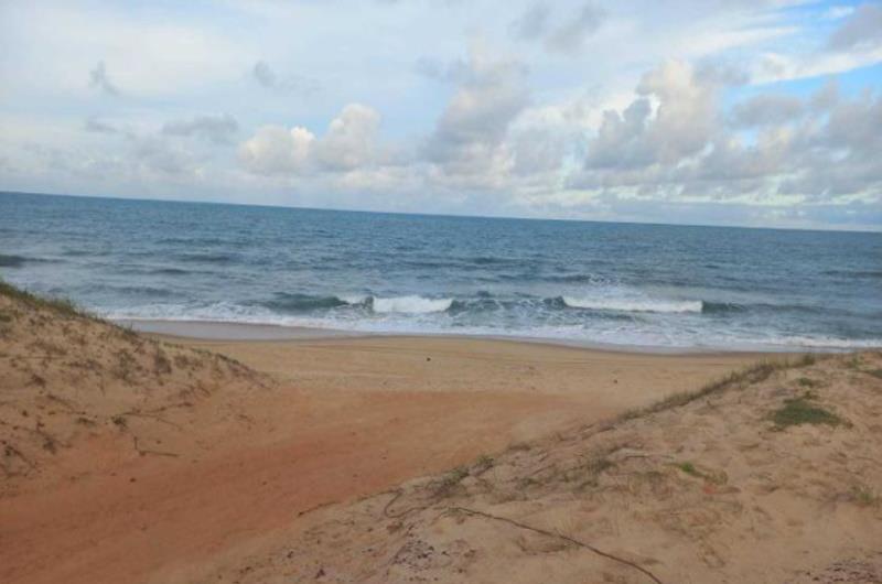 Terreno constituído pelos lotes n°s 363 e 364 da quadra n° 21, área de 1.200 m², Loteamento Parque dos Búzios, Nisia Floresta/RN