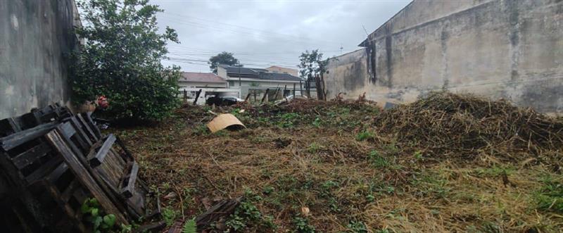 Terreno, sem benfeitorias, Data n° 21 da quadra n° 04 com área de 360,00 m2, situado no Jardim Sabará III, em Londrina/PR.